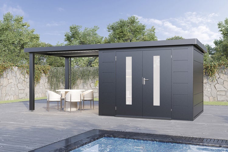 Gerätehaus aus Metall mit integriertem überdachtem Sitzbereich auf einer Holzterrasse neben einem Swimmingpool im Garten.