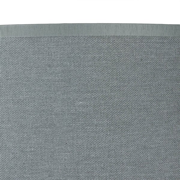 Detailansicht eines grauen Teppichs mit gewebter Textur