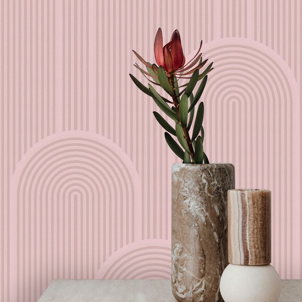 Dekoratives Interieur mit Konsole, Lampen und Spiegel vor einer gemusterten Tapete