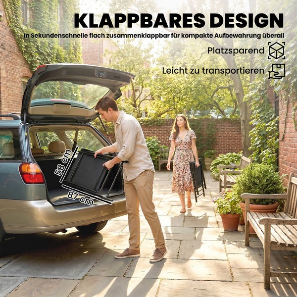 Ein Mann lädt einen zusammengeklappten Gartenstuhl mit 58 mal 87 Zentimeter in einen Kofferraum. Klappbares Design, platzsparend und transportabel.