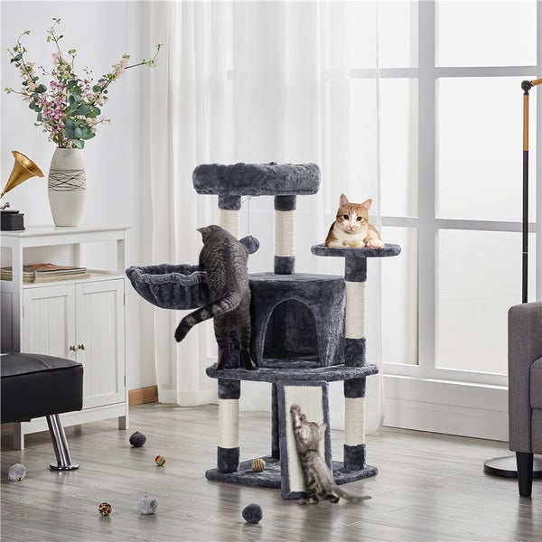 Katzenkratzbaum mit mehreren Ebenen, Kratzstämmen und drei Katzen