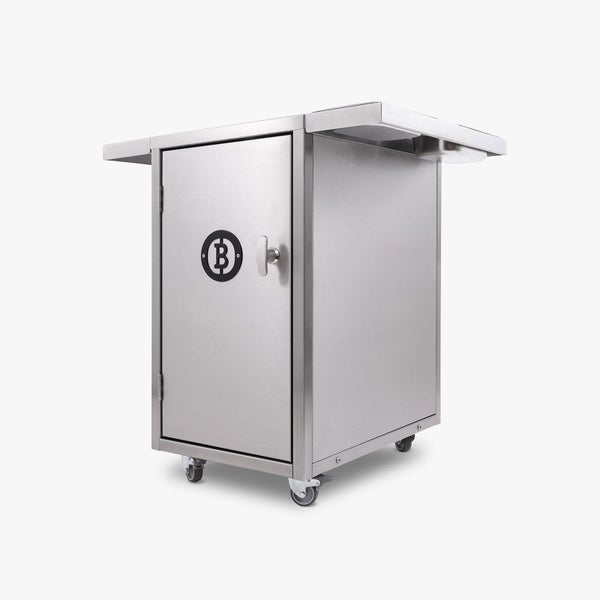 Großes Gartenhaus aus Holz mit Satteldach, Doppeltür mit Glaseinsätzen, zwei hohen Fenstern und einem seitlichen Anbau mit Überdachung.