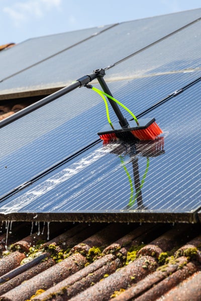 Reinigung von Solarmodulen mit Bürste und Wasseranschluss