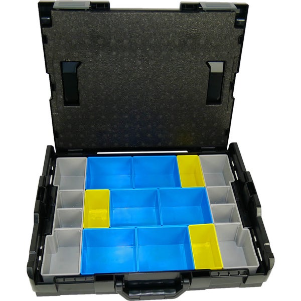 Offener Werkzeugkoffer mit Insetboxen in verschiedenen Größen und Farben sowie Schaumstoffeinlage im Deckel.
