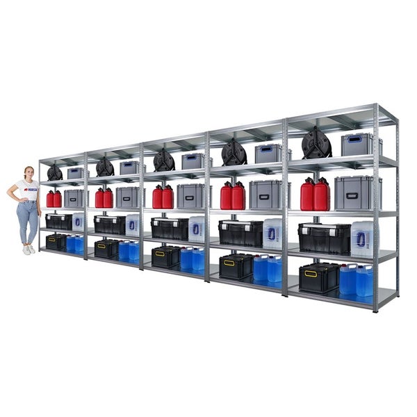 Langes Metallregal mit mehreren Regalböden, gefüllt mit verschiedenen Behältern und einer Person zur Größenskalierung.