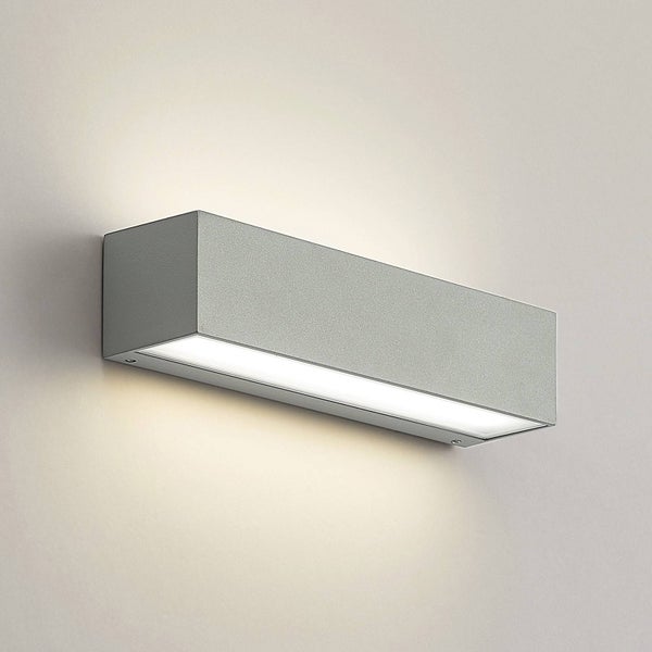 Rechteckige Wandleuchte aus grauem Metall mit nach unten gerichtetem Lichtaustritt.
