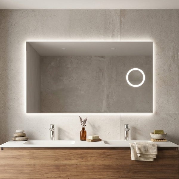 Rechteckiger Badspiegel mit Hintergrundbeleuchtung und integriertem beleuchtetem Kosmetikspiegel über einem Doppelwaschtisch aus Holz.