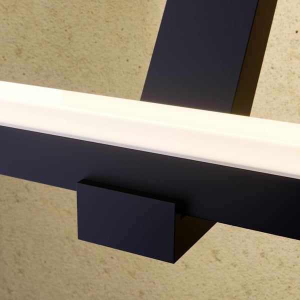 Detailansicht einer schwarzen LED-Wandleuchte mit weißem Leuchtstreifen und rechteckigem Metallrahmen.