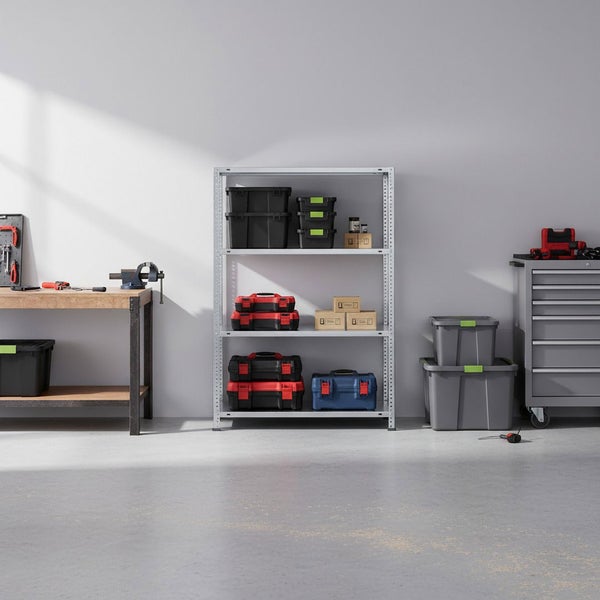 Organisierte Werkstatt mit einem Metallregal voller Werkzeugkoffer und Boxen, einer Werkbank mit Schraubstock und einem fahrbaren Werkzeugwagen.