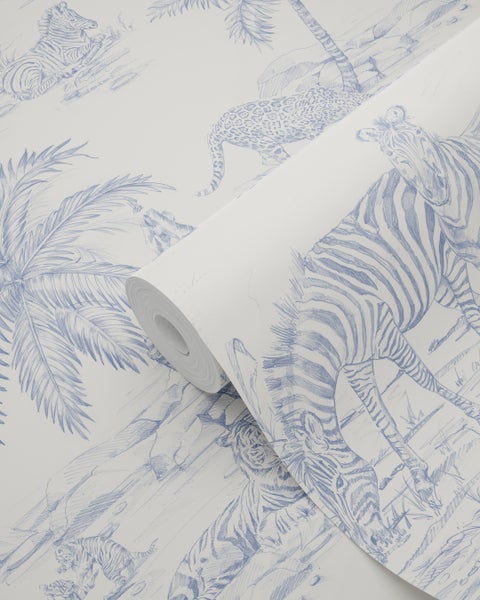 Vliestapete mit Dschungel-Motiv, blaue Zeichnungen von Zebras, Leoparden und Palmen auf einer Rolle.