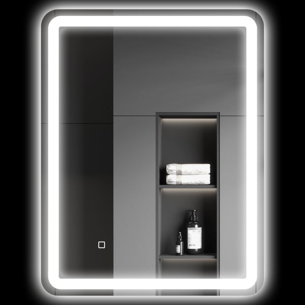 Moderner rechteckiger Badspiegel mit abgerundeten Ecken, LED-Beleuchtung und Touch-Schalter, spiegelt ein Badezimmerregal mit Zubehör.