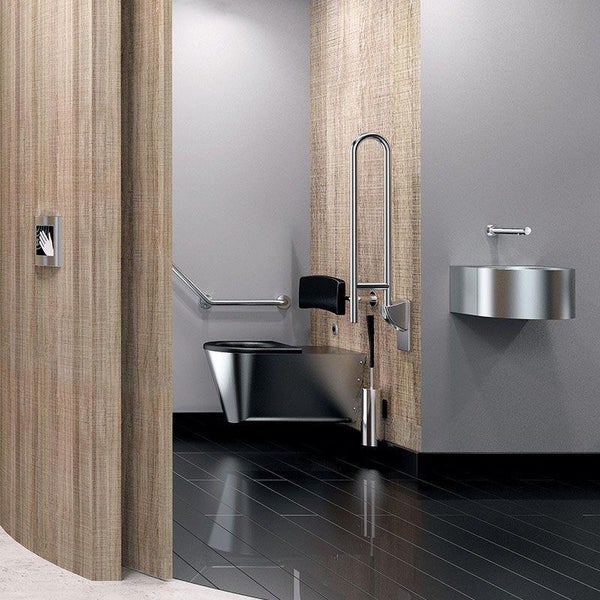 Barrierefreie Toilette mit Edelstahl-WC, Haltegriffen und Waschbecken in modernem Ambiente mit Holzoptik-Wänden und dunklen Fliesen.
