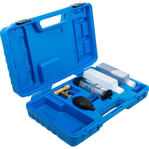 Klimaanlagen-Befüllgerät im blauen Koffer mit Messgerät, Adapter, Gummiball und Kühlmittelbehältern