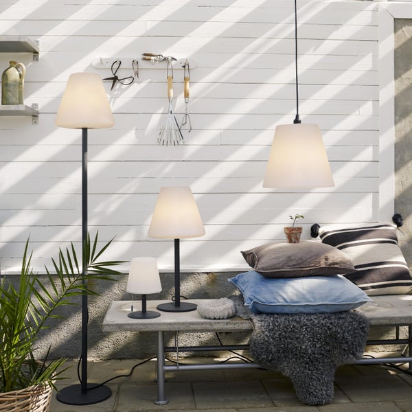 Szene mit Außenleuchten: Stehleuchte, Tischleuchte und Pendelleuchte mit Textilschirm auf Terrasse