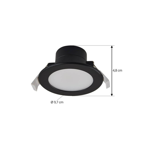 Schwarzer LED-Einbaustrahler mit einem Durchmesser von 9,7 Zentimeter und einer Höhe von 4,8 Zentimeter inklusive Montagefedern.