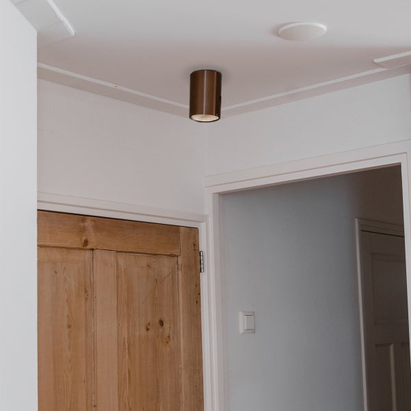 Innenaufnahme mit Deckenleuchte und Holztür