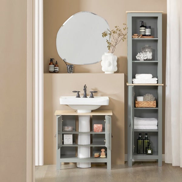 Badezimmer mit Waschbeckenunterschrank, Spiegel und Regal