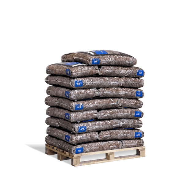 Galanlo Hackschnitzel auf einer Holzpalette gestapelt, mehrere Säcke mit einem Inhalt von jeweils 60 Liter.