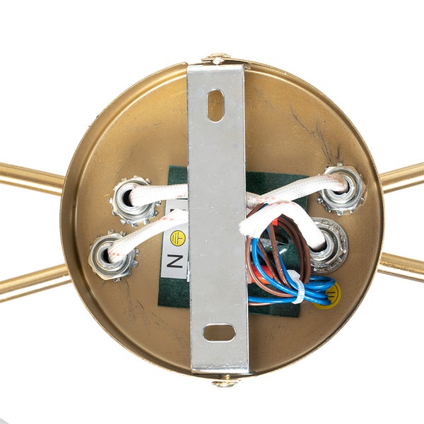 Detailansicht der Befestigung einer Deckenleuchte mit Kabeln und Montageplatte