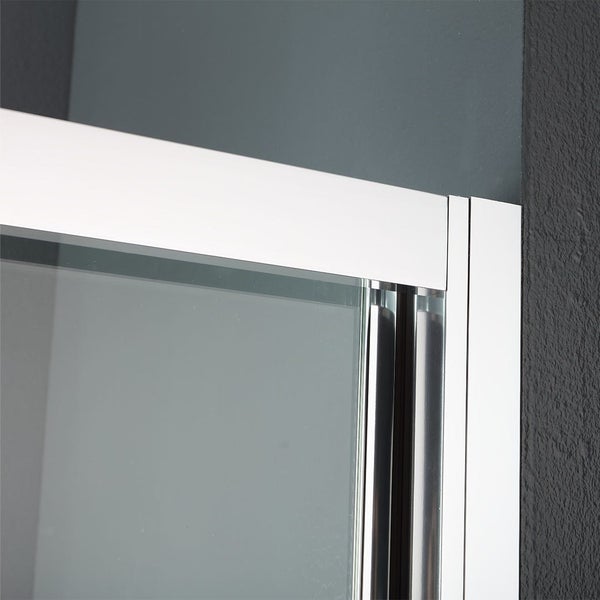 Detail einer Duschkabine mit Rahmen und Glas