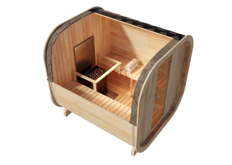 Fasssauna aus Holz mit Saunaofen, Saunasteinen, Holzbänken und Glastür in der Innenansicht.