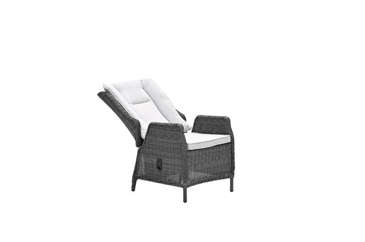 Verstellbarer Garten-Relaxsessel aus grauem Polyrattan mit hellen Kissen.