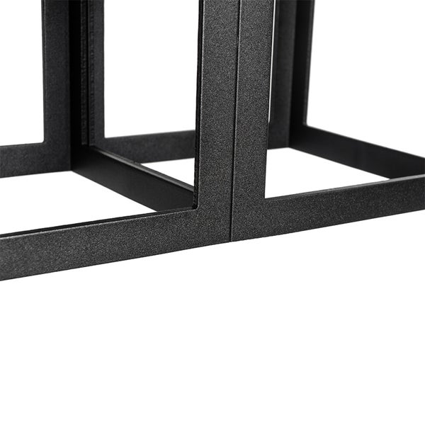 Detailansicht eines schwarzen Metallregals