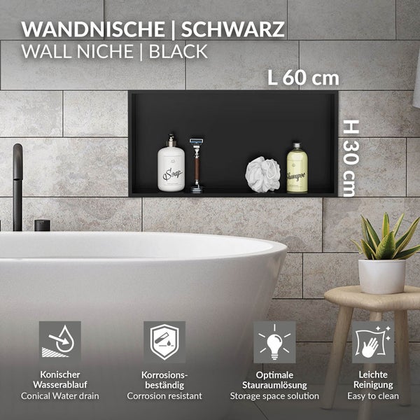 Schwarze Wandnische im Badezimmer über einer Badewanne, 60 Zentimeter lang und 30 Zentimeter hoch, eingebaut in eine graue Fliesenwand.