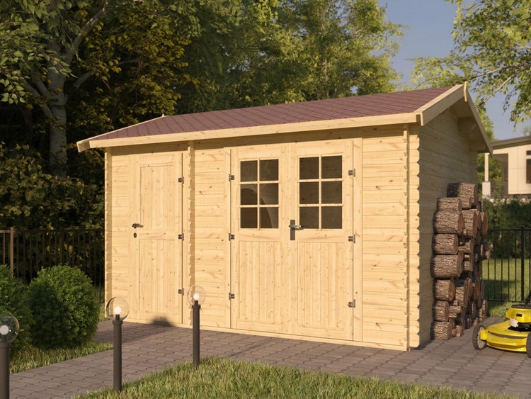 Gartenhaus aus Holz mit Doppeltür, Sprossenfenstern, Einzeltür und Satteldach in einem organisierten Garten neben einem Brennholzstapel.