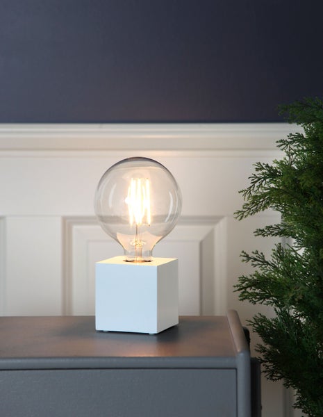 Dekorative Lampe mit LED Leuchtmittel auf einem Nachttisch