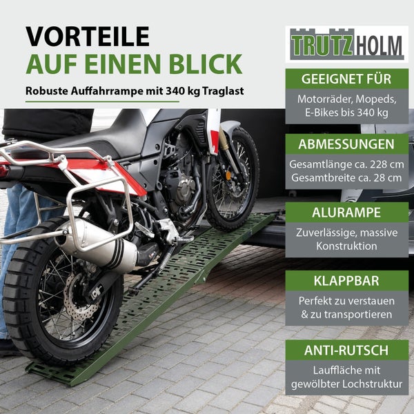 Trutzholm Logo. Klappbare Aluminium-Auffahrrampe mit 340 Kilogramm Tragkraft und rutschfester Oberfläche beim Verladen eines Motorrads.