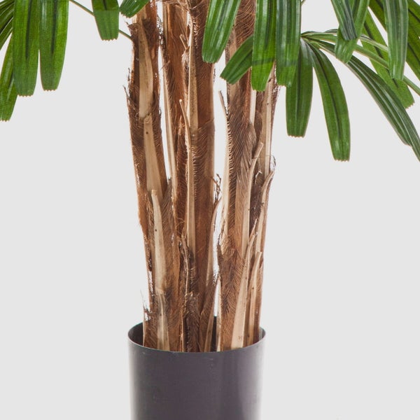 Künstliche Steckenpalme im schwarzen Topf mit strukturiertem Stamm und grünen Blättern.