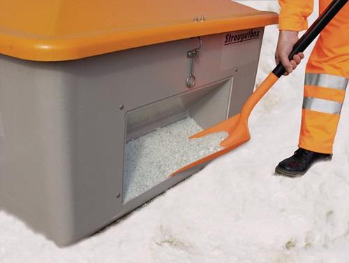 Streugutbox mit Entnahmeöffnung und Schaufel zur Streugutentnahme