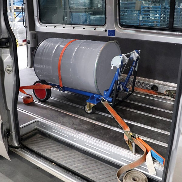 Fasswagen mit Fass und Ladungssicherung im Lieferwagen