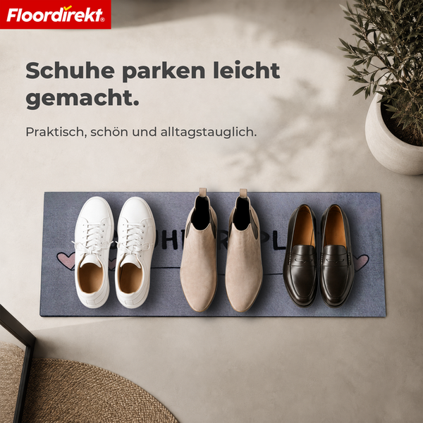 Fußmatte mit Schriftzug Schuhparkplatz und drei Paar Schuhen, Floordirekt Logo, Draufsicht.