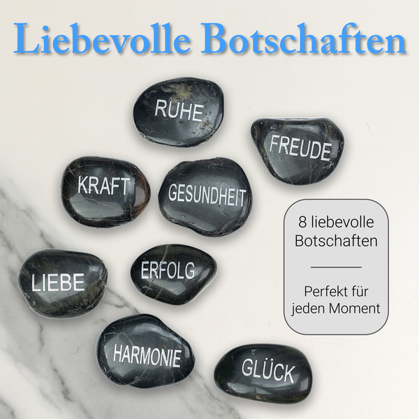 Acht dunkle Dekosteine mit eingravierten deutschen Begriffen wie Liebe, Glück und Gesundheit für positive Botschaften.