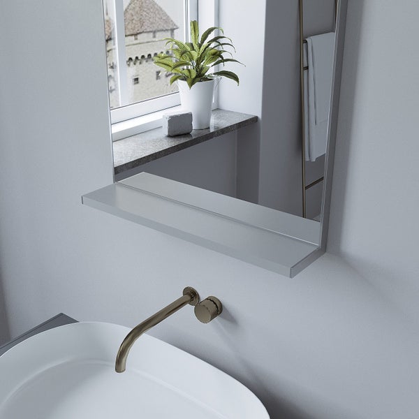 Moderner Badezimmerspiegel mit Ablage über einem weißen Waschbecken und wandmontierter Armatur in einem hellen, organisierten Badezimmer.