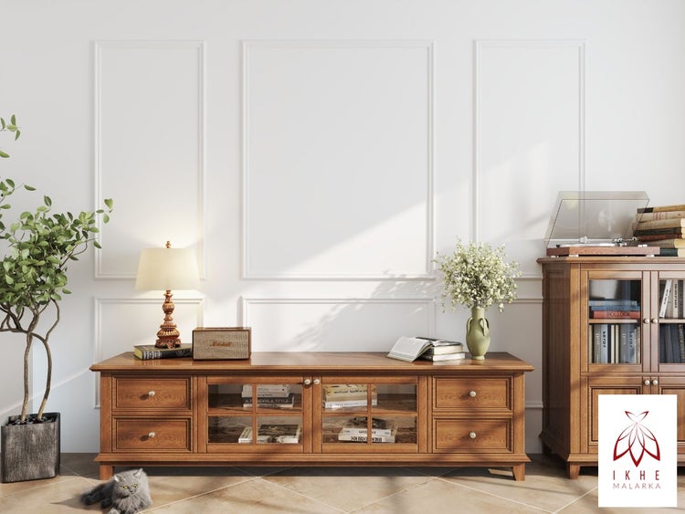 Wohnzimmer mit Holzmöbeln: TV-Schrank, Bücherschrank, Zimmerpflanze, Tischlampe und Katze