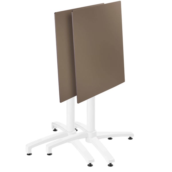 Zwei quadratische Bistrotische mit klappbaren braunen Tischplatten und weißem Metallgestell.