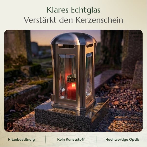 Grablampe aus Metall mit Echtglas Fenstern und brennender Grabkerze auf einem Friedhof, hitzebeständig und ohne Kunststoff