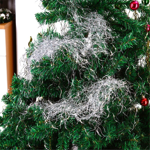 Geschmückter Weihnachtsbaum mit Lametta und Weihnachtskugeln