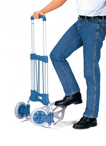 Klappbare Sackkarre aus Aluminium mit zwei Rädern, eine Person tritt auf die Ladefläche.