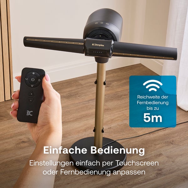 Modernes Dimplex Standgerät auf Holzfußboden mit Fernbedienung und Touchscreen, Reichweite der Fernbedienung bis zu 5 Meter.