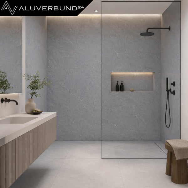 Modernes Badezimmer mit grauen Wandpaneelen in Marmoroptik aus Verbundmaterial, Dusche, schwarzen Armaturen und Aluverbund24 Logo.