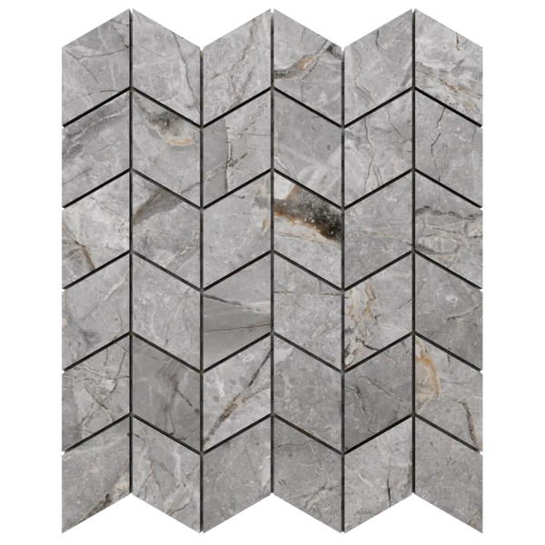 Graue Mosaikfliese in Marmor-Optik mit Chevron-Muster.