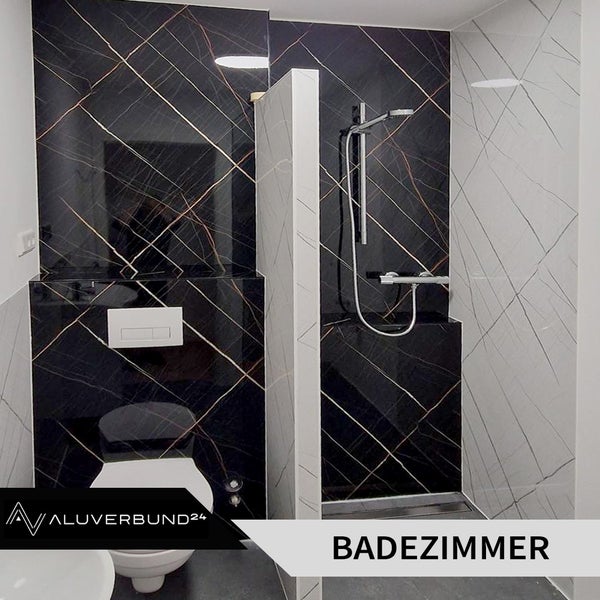 Helles Badezimmer mit Dusche, Toilette und Fliesen in Marmoroptik