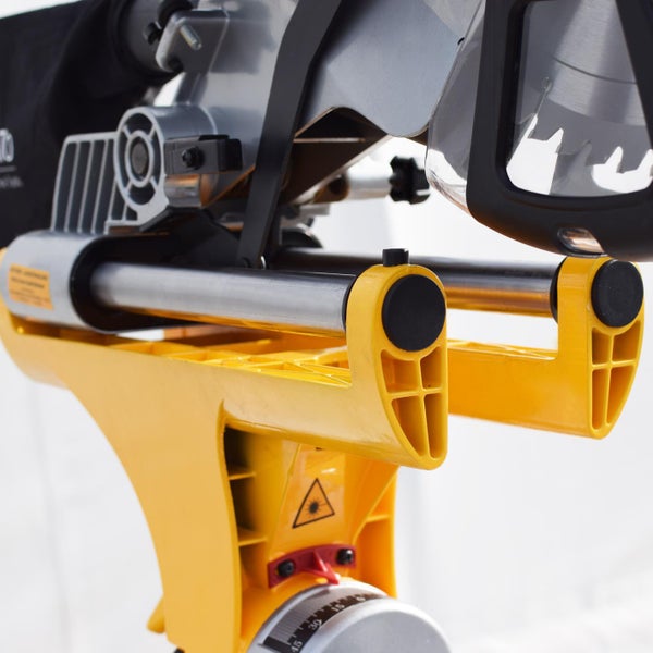 Detailaufnahme einer Kapp- und Gehrungssäge mit gelbem Gestell und Sägeblattschutz