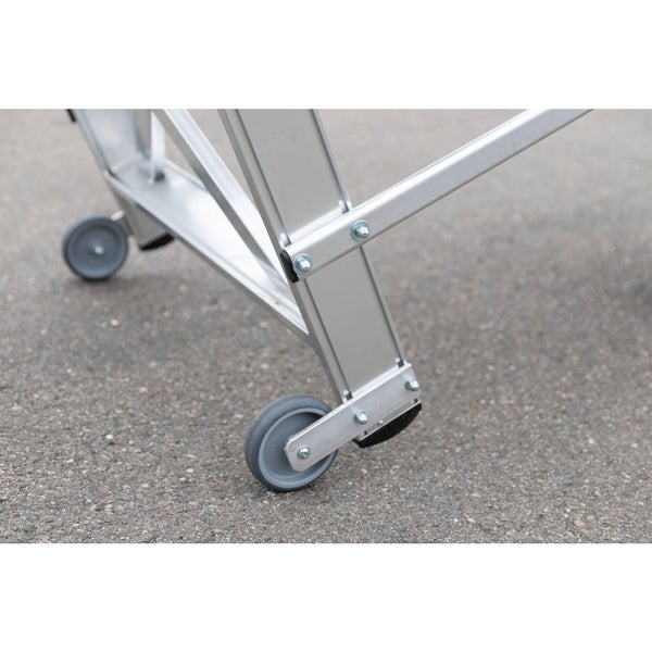 Detailansicht der Räder an einem Aluminiumleiterfuß zur einfachen Mobilität.