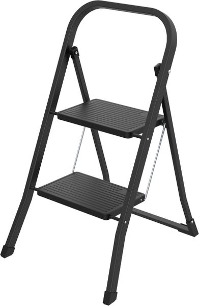 Schwarze Klappleiter aus Metall mit zwei Stufen und hohem Sicherheitsbügel.