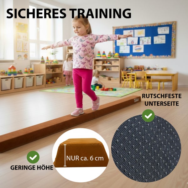 Ein Kind balanciert auf einem Schwebebalken in einem hellen Spielzimmer. Der Balken hat eine rutschfeste Unterseite und ist circa 6 Zentimeter hoch.